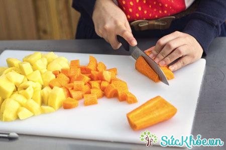 Nhiều mẹ có thói quen 'nhồi' khoai tây, cà rốt vào bất kỳ món ăn nào của bé