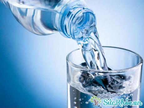 Uống nước là biện pháp phòng ngừa sốc nhiệt thiết yếu trong những tháng mùa hè.