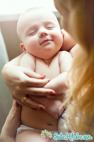 chỉ nên cho trẻ tắm nắng từ khoảng 1 tuần – 10 ngày tuổi sau sinh