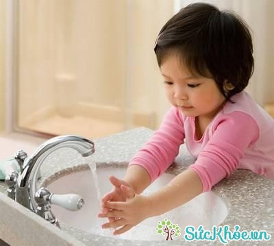 Giữ vệ sinh tay sạch sẽ là biện pháp cơ bản để phòng bệnh tiêu chảy.