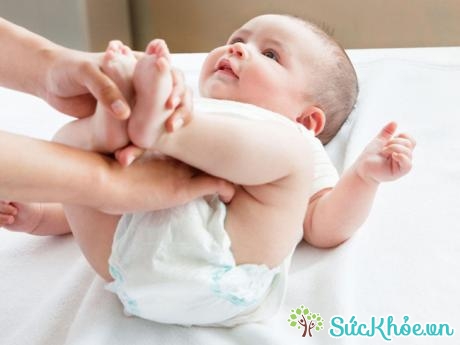 Khi xảy ra hiện tượng tiêu chảy, nếu không chú ý xử lý kịp thời, bé sẽ bị xuống cân nhanh chóng và bị ảnh hưởng nghiêm trọng đến sức khỏe.