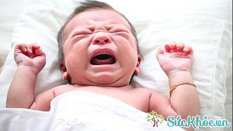 Khi bị tiêu chảy, bé thường cáu gắt, khóc nhiều nhưng không ra nước mắt