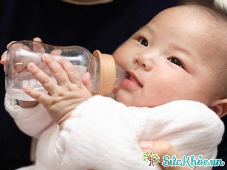 Khi bé bị tiêu chảy, mẹ cần cho bé bú nhiều và uống nước điện giải để bù nước