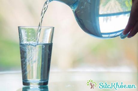 Để tránh sinh non, mẹ bầu cần uống đủ 8 ly nước mỗi ngày