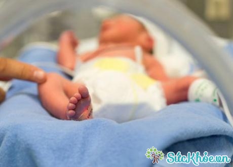 Những em bé được sinh ra ở tuần thai từ 23-28 có những nguy cơ cao về biến chứng bại não, hen suyễn, rối loại tăng động và cả các vấn đề về tầm nhìn, nghe, hệ tiêu hóa