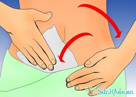 Dùng giấy lau sạch vùng kín sau khi đi vệ sinh để tránh bị nhiễm trùng đường tiết niệu