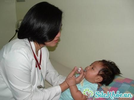 Cho trẻ uống vắc - xin là biện pháp phòng bệnh tiêu chảy do Rotavirrus hiệu quả nhất. 