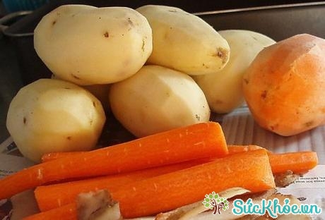 Một số loại rau củ tươi sống cần hạn chế bởi nó cung cấp khá nhiều calo như rau bắp cải, cà rốt,...