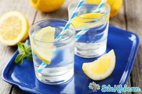 Uống nước sẽ giúp bạn ăn ít thức ăn trong một bữa tiệc