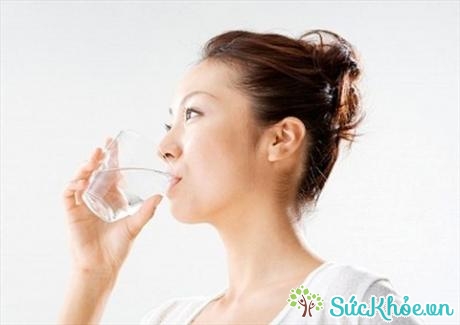 Bệnh nhân viêm họng hạt không nên thường xuyên dùng nước súc miệng