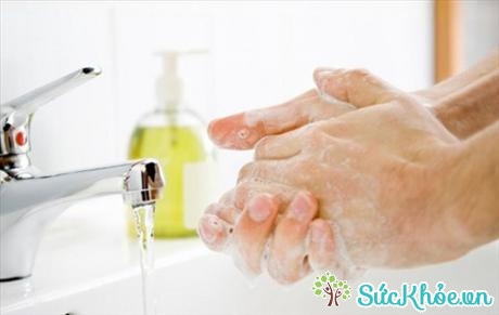 Thường xuyên rửa tay bằng xà phòng và nước sạch trước khi chế biến thức ăn