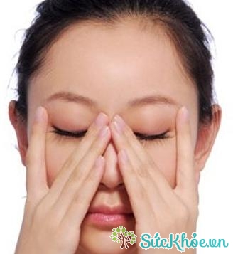 Mát xa vùng mắt chống mỏi mắt, giảm căng thẳng.