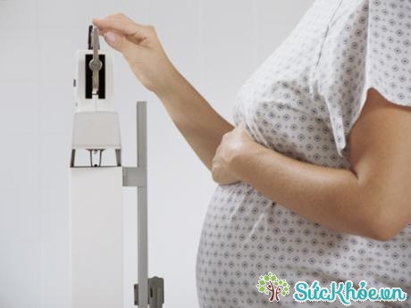 Tăng cân quá nhanh sẽ gây ra nhiều nguy cơ xấu với cả mẹ bầu và thai nhi. (ảnh minh họa) 