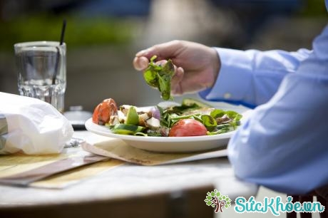 Người mắc suy giáp nên chia thành nhiều bữa ăn nhỏ trong ngày để tiêu hóa tốt hơn