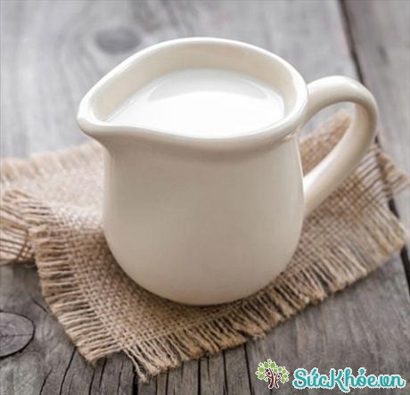 Protein casein trong sữa làm chậm tiêu hóa, giúp xây dựng cơ bắp trong cả đêm dài, tăng sự trao đổi chất và giảm cân dễ dàng hơn.