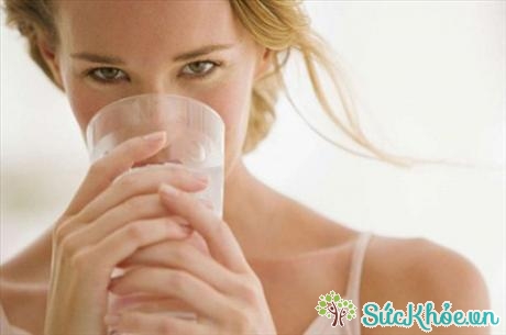 Khi biết được tác hại lên sức khỏe, bạn có thể phải nghĩ lại về thói quen uống nước đá của mình.