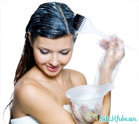Bạn có thể pha loãng thuốc nhuộm để giảm bớt ảnh hưởng của thuốc nhuộm lên tóc bằng nước 