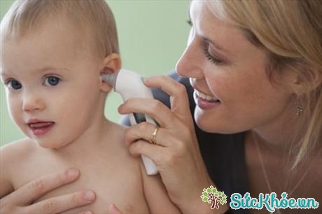 Trẻ có thể bị ù tai và đau tai nhẹ