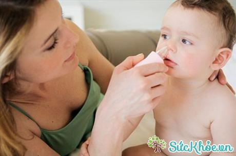 Nếu bé có biểu hiện chảy nước mũi hơn 10 ngày cần đi khám bác sĩ