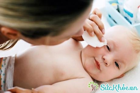 Khi em bé có mồ hôi, mẹ hãy dùng khăn xô thấm nước ấm lau sạch chỗ mồ hôi cho bé, mục đích là để lỗ chân lông em bé thoáng hơn và không bị bí 