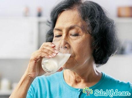 Người cao tuổi không nên uống nước, sữa cuối ngày