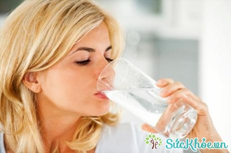 Uống một cốc nước để đảm bảo sỏi không tấn công cơ thể bạn
