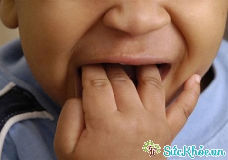 Trẻ thường móc ngón tay vào cuống họng để cảm thấy buồn nôn