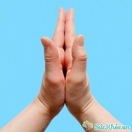 Úp 2 lòng bàn tay vào nhau giúp tập trung suy nghĩ