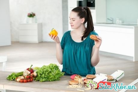 Thực phẩm tươi ngon lành mạnh cung cấp nhiều chất dinh dưỡng cho bữa ăn của mẹ bầu thay vì đồ ăn nhanh chế biến sẵn