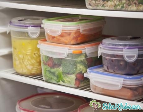 Khi cho đồ ăn thừa vào tủ lạnh, mọi người nên bọc kín bằng nylon hoặc đựng trong hộp có đậy nắp cẩn thận