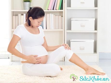 Nguyên nhân mẹ hay bị xì hơi là do trong suốt thai kì, hệ tiêu hóa bà bầu hoạt động chậm hơn, thức ăn vì thế sẽ lưu lại lâu hơn trong dạ dày, dưới tác động của vi khuẩn gây ra hơi khí