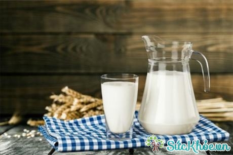 Sữa tươi là nguồn thực phẩm dồi dào canxi, giúp người mẹ phòng ngừa nguy cơ thiếu canxi
