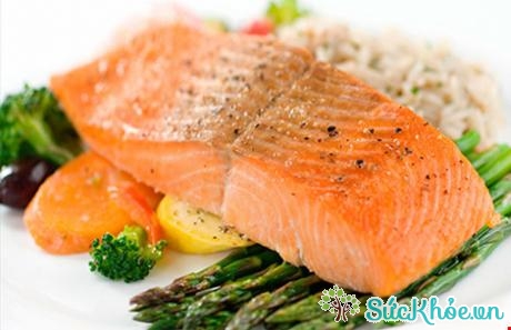 Ăn nhiều cá hồi và các loại rau xanh đậm thì tuổi thọ collagen hoạt động được kéo dài, giúp sản sinh collagen thường xuyên cho da.