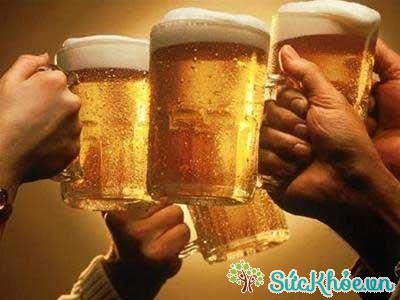  Uống nhiều bia có thể thừa cân mà cũng không nên uống trong giờ lao động