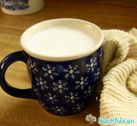 Uống một ly sữa ấm trước khi đi ngủ 30 phút đến 1 giờ sẽ có công dụng tuyệt vời giúp mẹ bầu ngủ ngon hơn.
