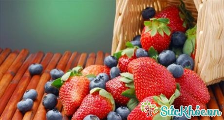 Những loại quả mọng màu tím và đỏ rất giàu chất chống oxy hóa, có thể ngăn ngừa một số thiệt hại liên quan đến tuổi tác