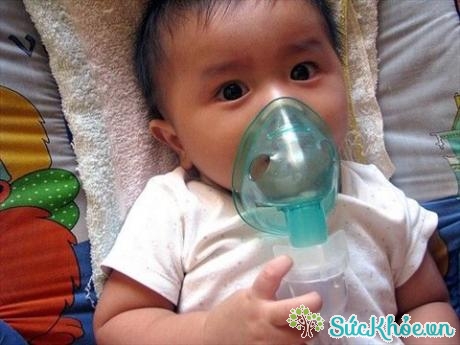 Xông mũi họng ở trẻ nhỏ qua mặt nạ còn gọi là khí dung