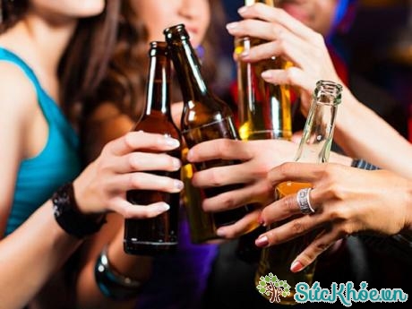 Người uống quá nhiều rượu có nguy cơ cao bị tăng huyết áp, mỡ máu cao và suy tim