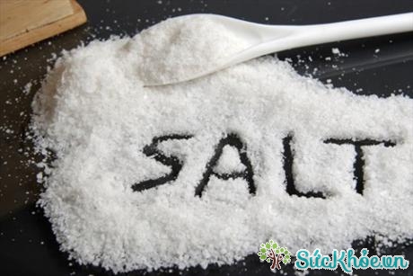 Người cao huyết áp nên hạn chế sử dụng muối (Ảnh minh họa: Internet)