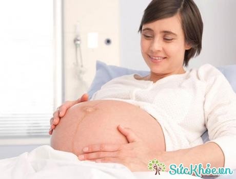 Vào giữa tháng thứ 4,5 thai kỳ, chị em sẽ dễ dàng nhận thấy một đường tối xuất hiện từ rốn tới xương mu.