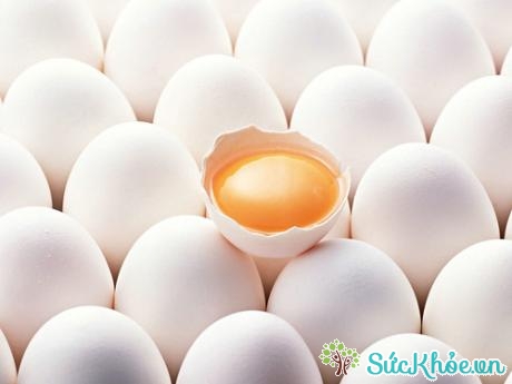 Trứng sống hoặc chưa được nấu chín có thể nhiễm salmonella khiến bạn và thai nhi gặp rắc rối