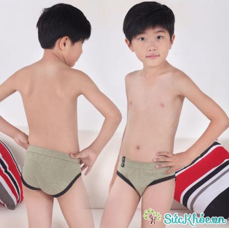 Trước 10 tuổi, cha mẹ không nên cho bé trai mặc quần lót