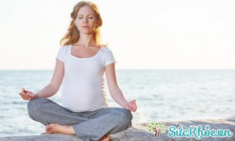 Thói quen tập thể dục giúp cơ thể mẹ bầu được vận động, nâng cao sức đề kháng để hạn chế nguy cơ bệnh tật trong thai kỳ