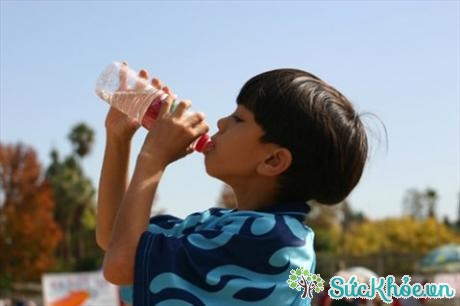 Uống đủ nước rất tốt cho bệnh viêm dạ dày (Ảnh: Internet)