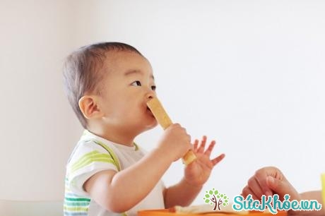 Thức ăn được nghiền nhuyễn khiến bé chỉ còn biết nuốt chửng khi ăn