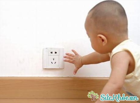 Để đề phòng điện giật, không nên thiết kế ổ cắm điện nằm trong tầm với của trẻ 
