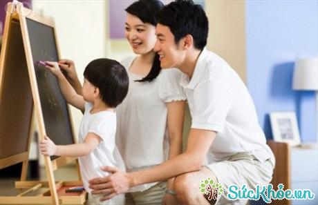 Bố mẹ nên tạo phong trào học tập trong gia đình để các bé nhìn nhau cùng phấn đấu