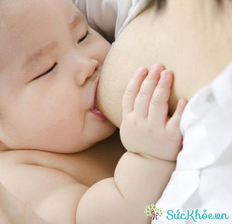 Bầu sữa mẹ là nguồn dinh dưỡng tốt nhất đối với trẻ. Bú sữa mẹ trong vòng 6 tháng đầu đời, trẻ sẽ có kháng thể của mẹ, ít mắc các bệnh truyền nhiễm.