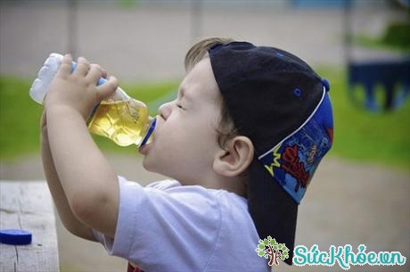 Cha mẹ nên cho trẻ uống nhiều nước khi trẻ sốt