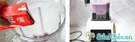 Tiếp theo, cho sữa và nước vào máy xay sinh tố xay nhuyễn. Tùy theo khẩu vị của bạn có thể gia giảm lượng sữa, nước phù hợp để làm sinh tố có độ sánh hoặc lỏng.